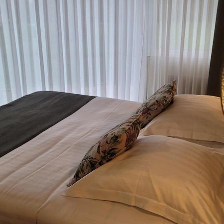 Logis Hotel La Croix Du Sud Le Tour-du-Parc Экстерьер фото