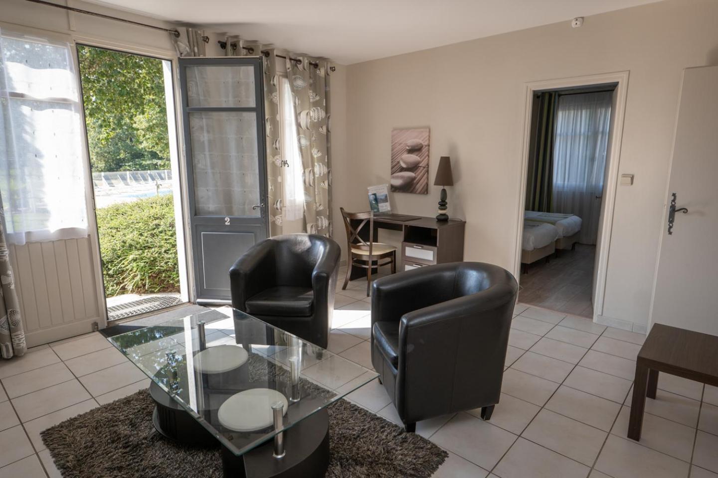 Logis Hotel La Croix Du Sud Le Tour-du-Parc Экстерьер фото