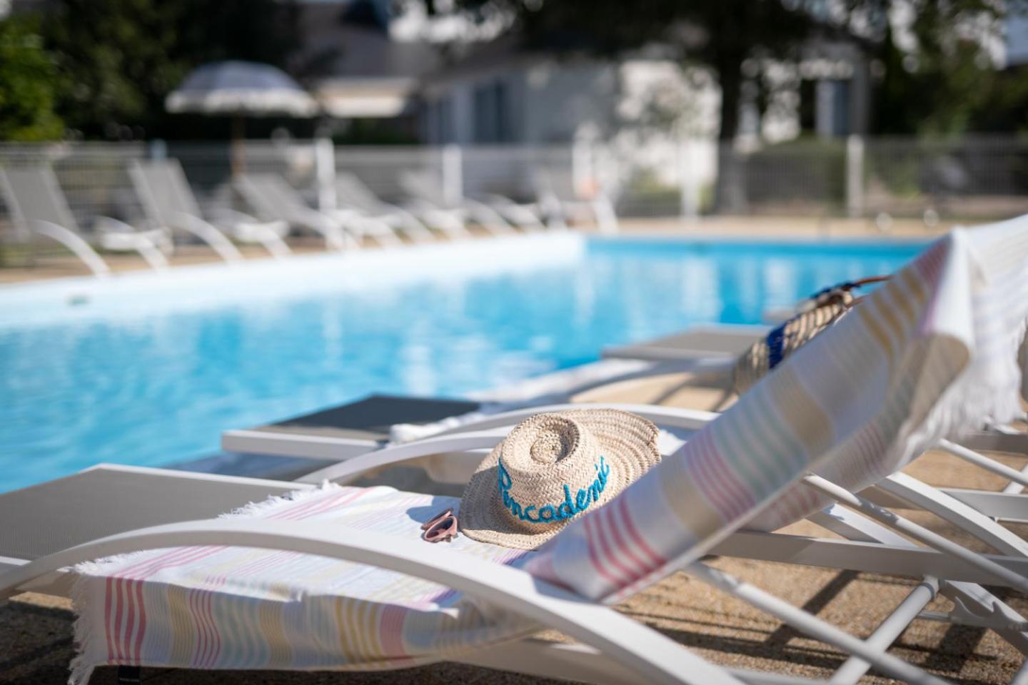 Logis Hotel La Croix Du Sud Le Tour-du-Parc Экстерьер фото
