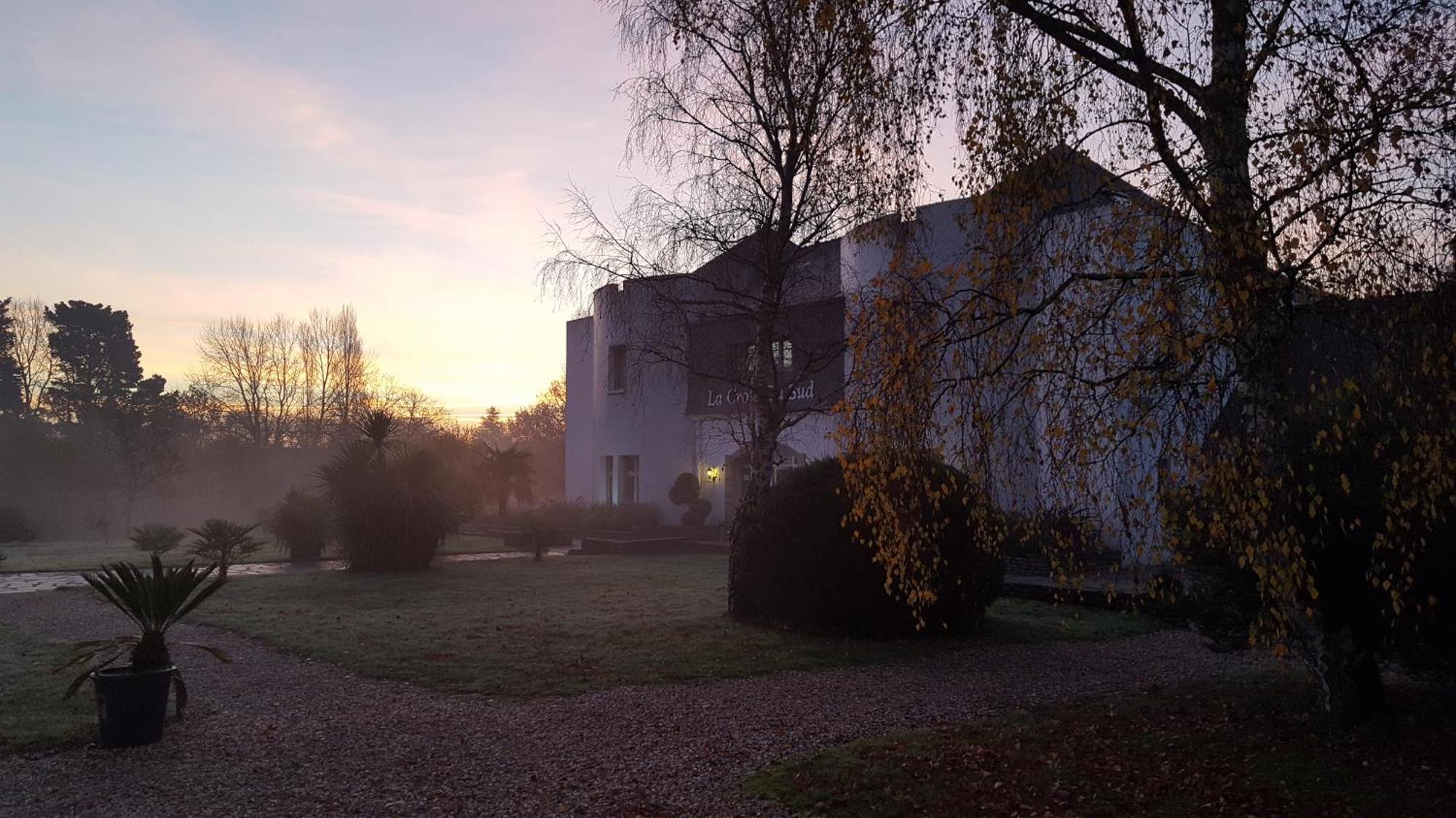 Logis Hotel La Croix Du Sud Le Tour-du-Parc Экстерьер фото