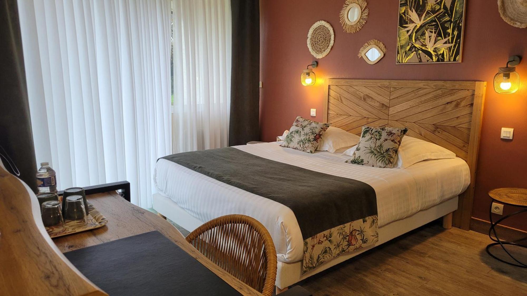 Logis Hotel La Croix Du Sud Le Tour-du-Parc Экстерьер фото